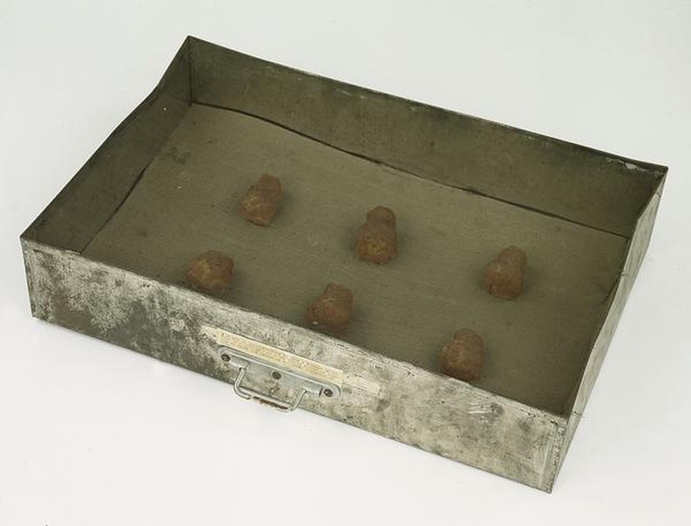 6 essais de reconstitution en pâte à modeler effectués le 6 février 1971 d'une petite bouteille d'encre de chine que Christian Boltanski possédait en 1954