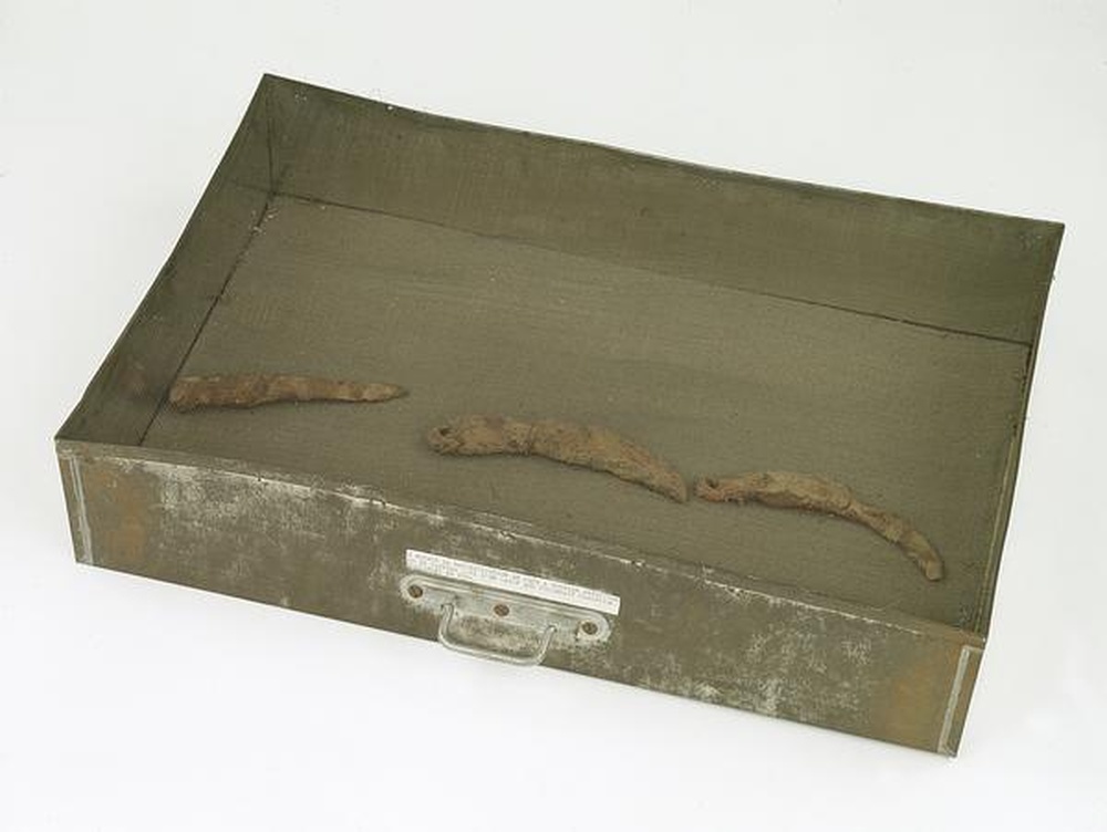 3 essais de reconstitution en pâte à modeler effectués le 16 janvier 1971 d'un canif que possédait Christian Boltanski en 1954
