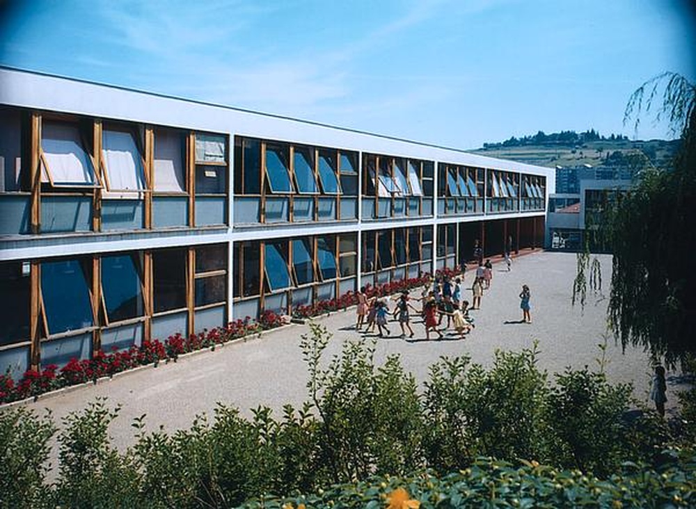 Firminy-vert : école primaire des Noyers (Marcel Roux, André Sive), cour de récréation et bâtiment des filles
