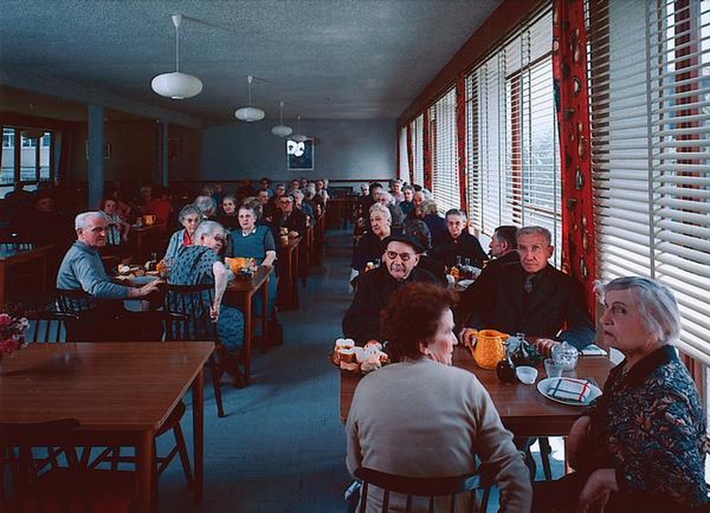 Firminy : place du centre, foyer de personnes âgées, salle à manger à l'heure du repas