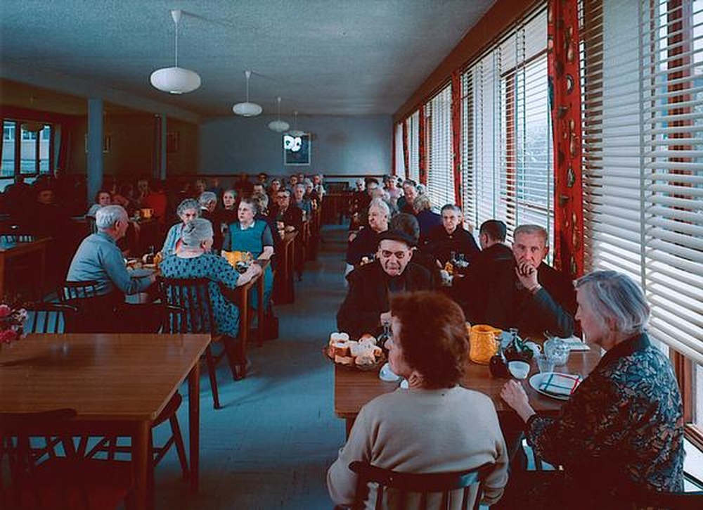 Firminy : place du centre, foyer de personnes âgées, salle à manger à l'heure du repas