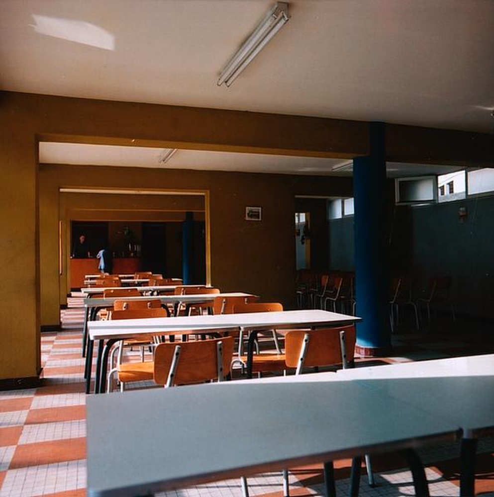 Firminy : place du centre, foyer de personnes âgées, salle à manger