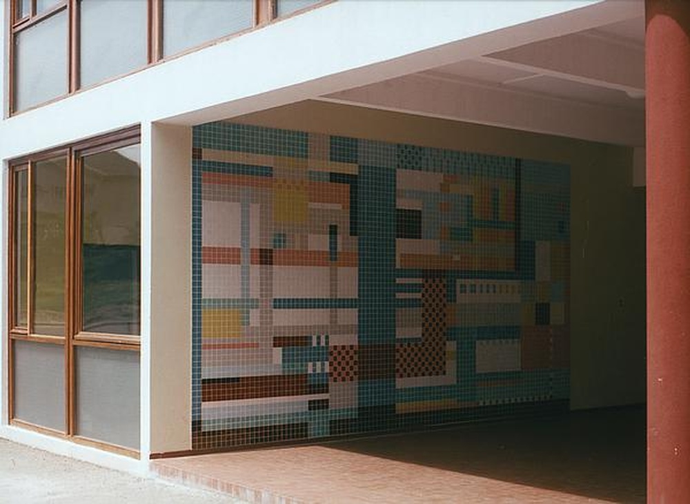 Firminy-vert : école primaire des Noyers (Marcel Roux, André Sive), mosaïque d'Henri Malvaux sous le préau