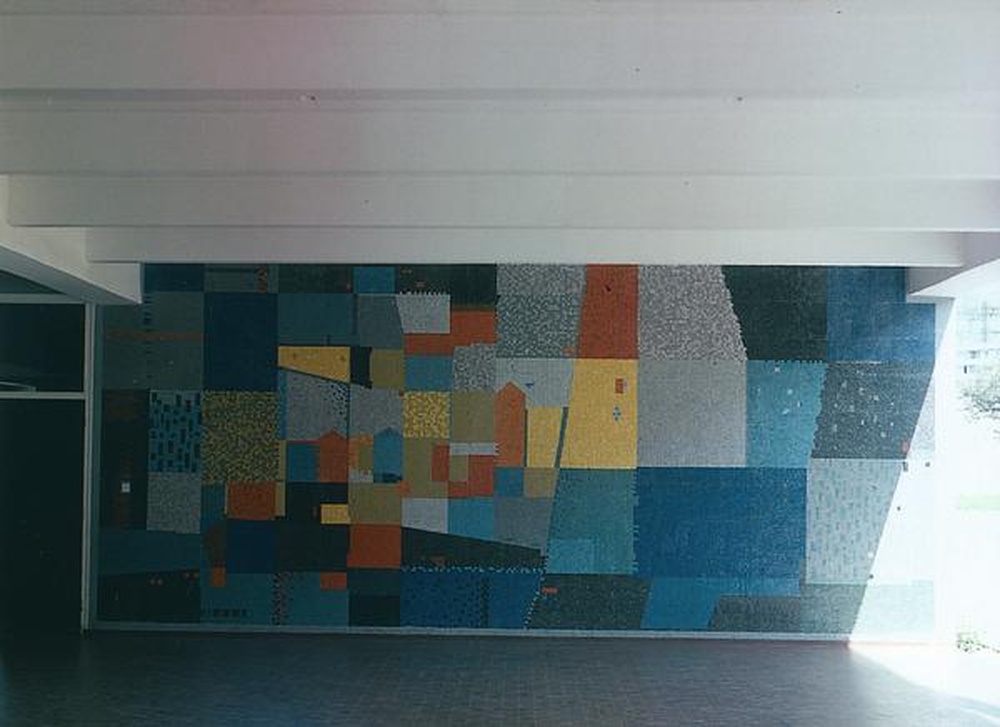 Firminy-vert : école primaire des Noyers (Marcel Roux, André Sive), mosaïque d'Henri Malvaux sous le préau