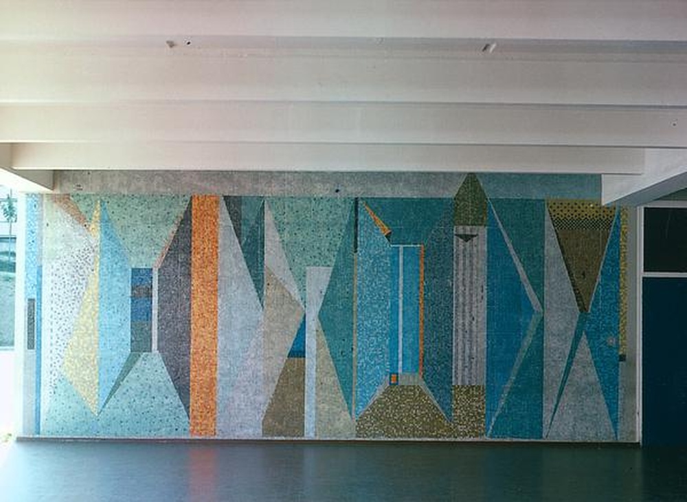 Firminy-vert : école primaire des Noyers (Marcel Roux, André Sive), mosaïque d'Henri Malvaux sous le préau