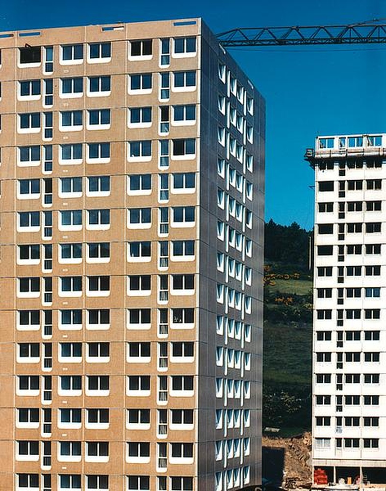 Firminy : Quartier Layat, route de Roche, vue de façade du foyer Sonacotra et d'une tour en construction