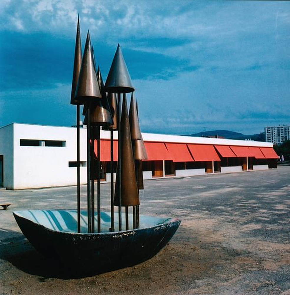 Firminy-Vert : école maternelle des Noyers (Marcel Roux), sculpture d'Alicia Penalba devant l'école