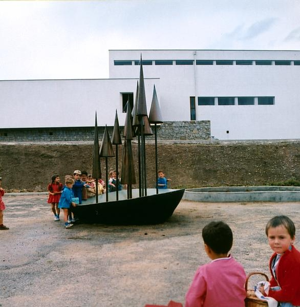 Firminy-Vert : école maternelle des Noyers (Marcel Roux), enfants jouant autour de la sculpture d'Alicia Penalba