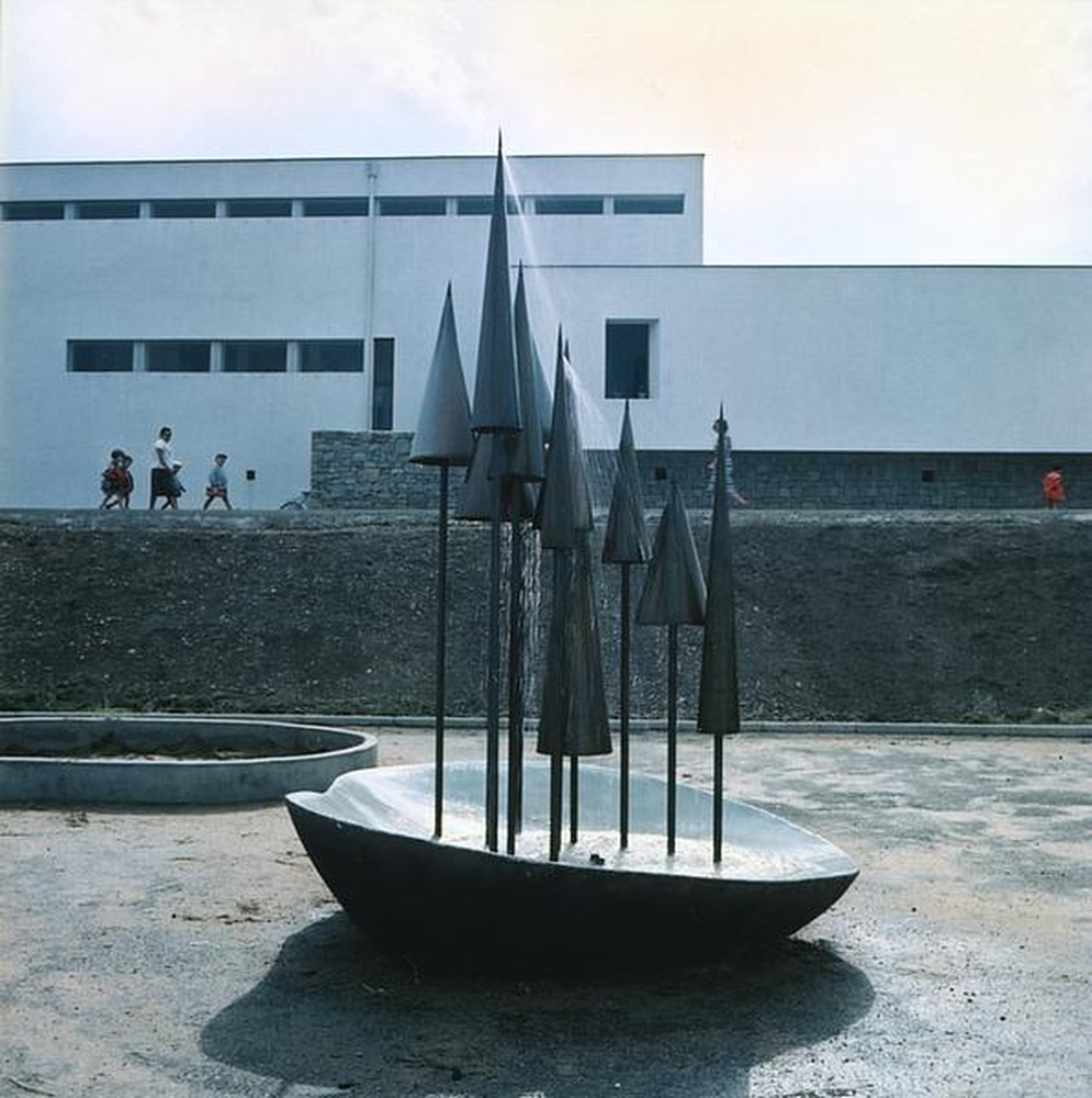 Firminy-Vert : école maternelle des Noyers (Marcel Roux), aire de jeux avec la sculpture d'Alicia Penalba