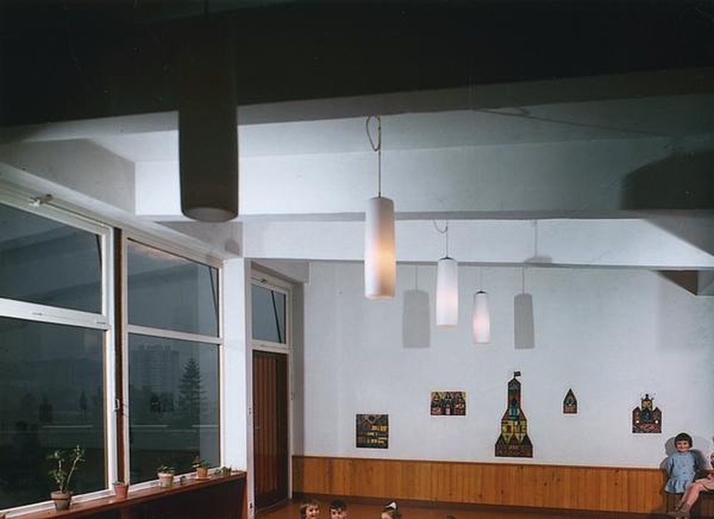 Firminy : école Waldeck Rousseau, vue intérieure de la grande salle et des pâtes de verre de Belvès