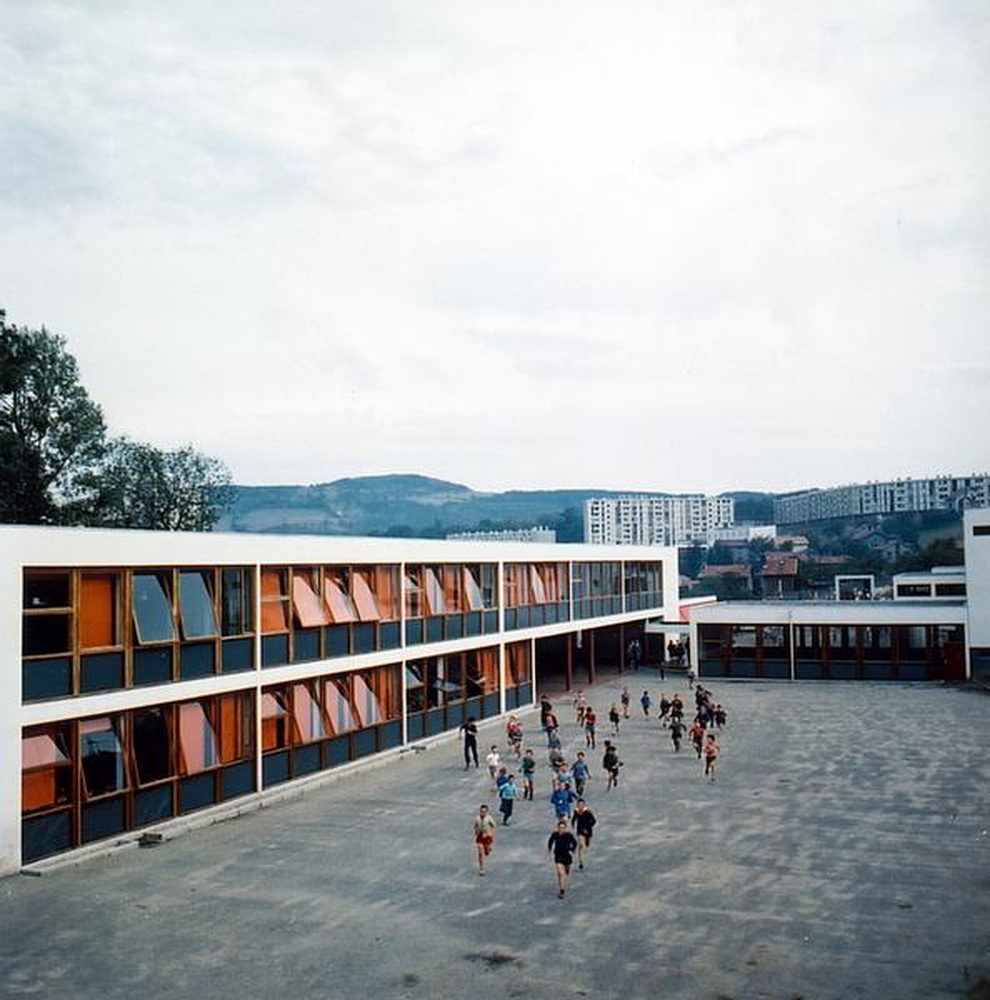 Firminy-vert : école primaire des Noyers (Marcel Roux, André Sive), vue partielle de la cour de récréation et des bâtiments