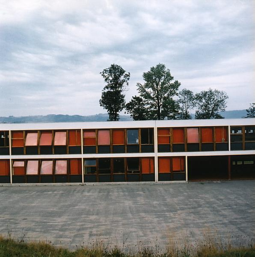 Firminy-vert : école primaire des Noyers (Marcel Roux, André Sive), vue sur la cour de récréation et un bâtiment