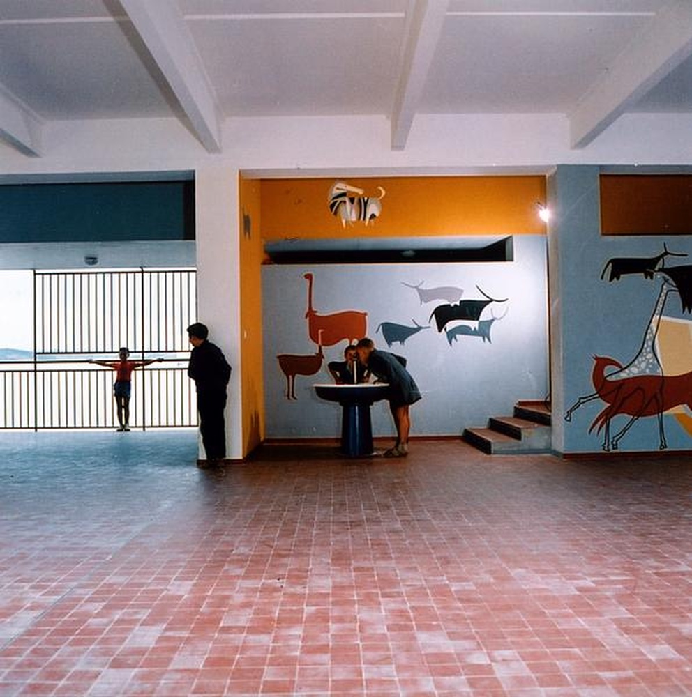 Firminy : école Waldeck Rousseau, détail de la serrurerie et des décors muraux