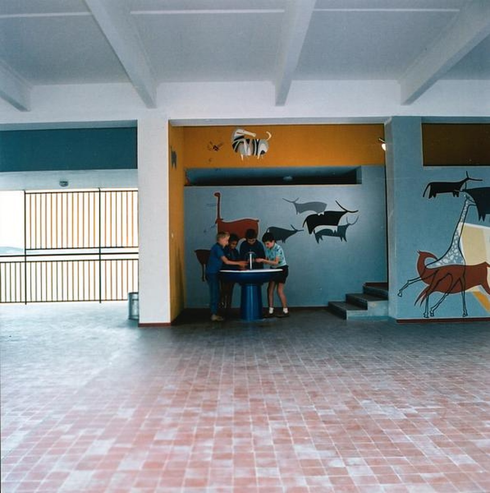 Firminy : école Waldeck Rousseau, détail de la serrurerie et des décors muraux