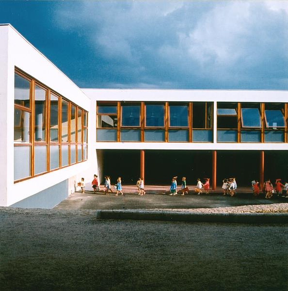 Firminy-vert : école primaire des Noyers (Marcel Roux, André Sive), vue partielle de la cour de récréation et des bâtiments