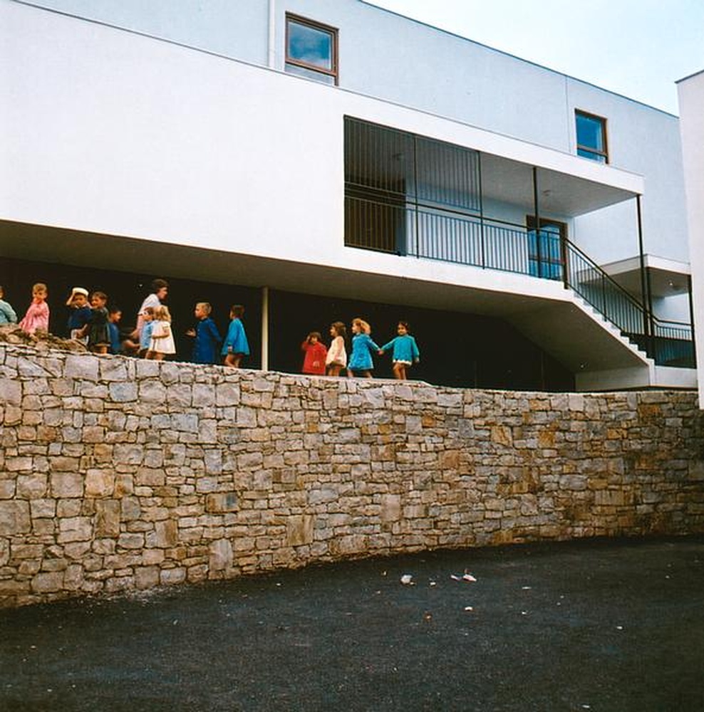Firminy-vert : école primaire des Noyers (Marcel Roux, André Sive), vue partielle du bâtiment et de la partie réservée aux filles