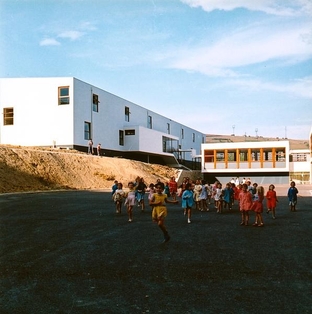 Firminy-vert : école primaire des Noyers (Marcel Roux, André Sive), fillettes dans la cour de récréation et vue des bâtiments