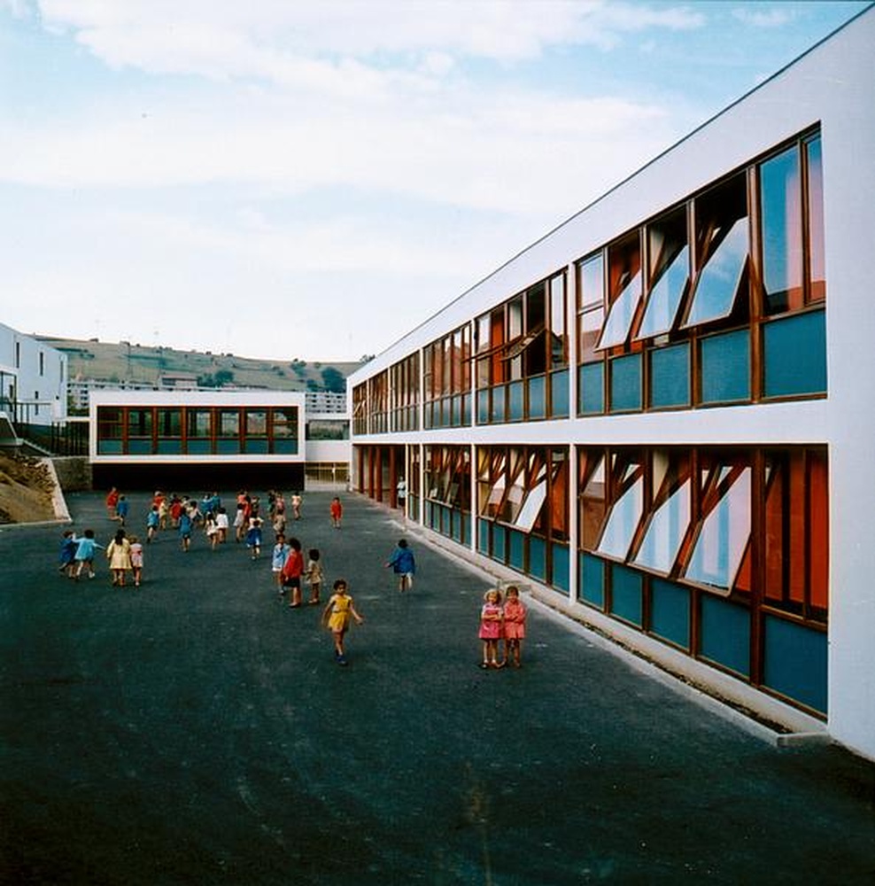 Firminy-vert : école primaire des Noyers (Marcel Roux, André Sive), vue partielle de la cour de récréation et des bâtiments