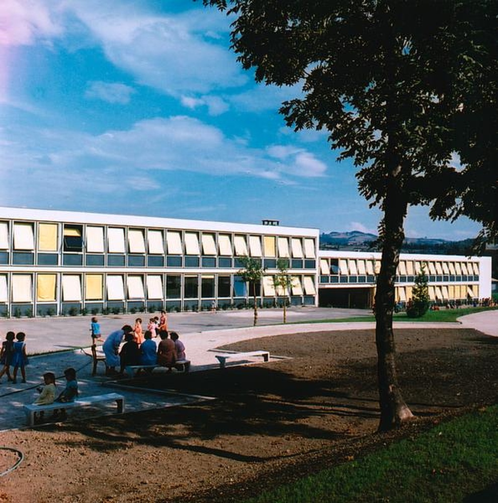 Firminy : école primaire pour filles la Tardive, jeunes filles jouant dans la cour de récréation
