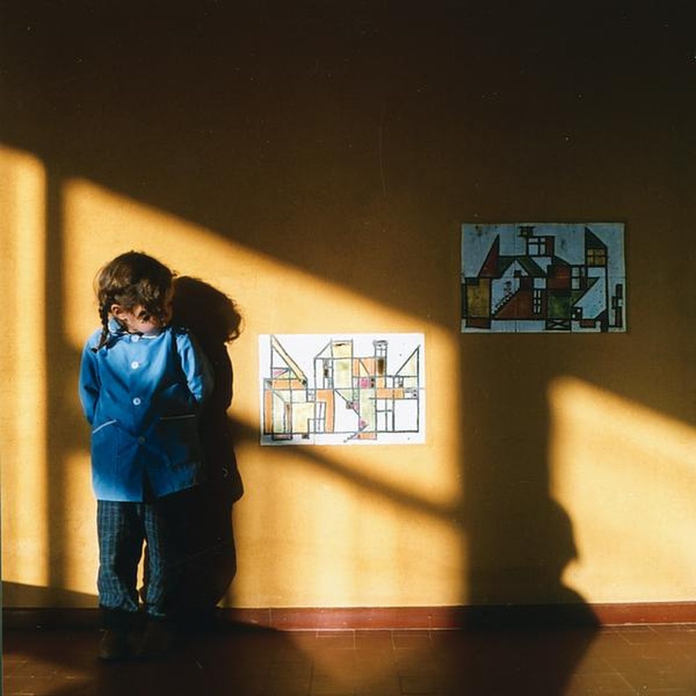 Firminy-vert : école maternelle du stade (Marcel Roux), petite fille regardant les pâtes de verre de Belvès