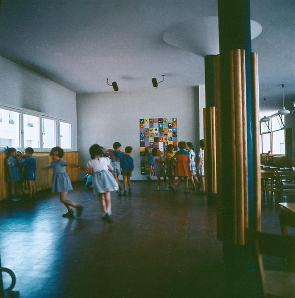 Firminy : école maternelle du Parc, enfants jouant dans une salle de classe