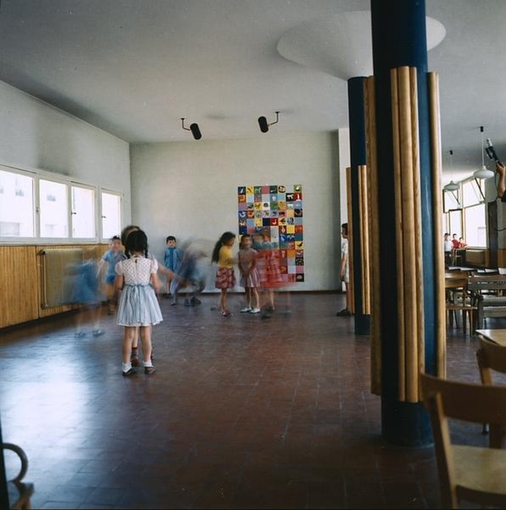 Firminy : école maternelle du Parc, enfants jouant dans une salle de classe