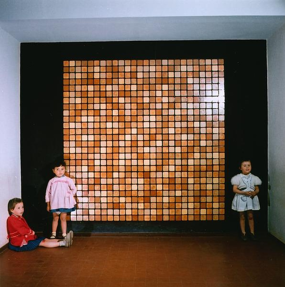 Firminy-vert : école maternelle du stade (Marcel Roux), petites filles posant devant la mosaïque