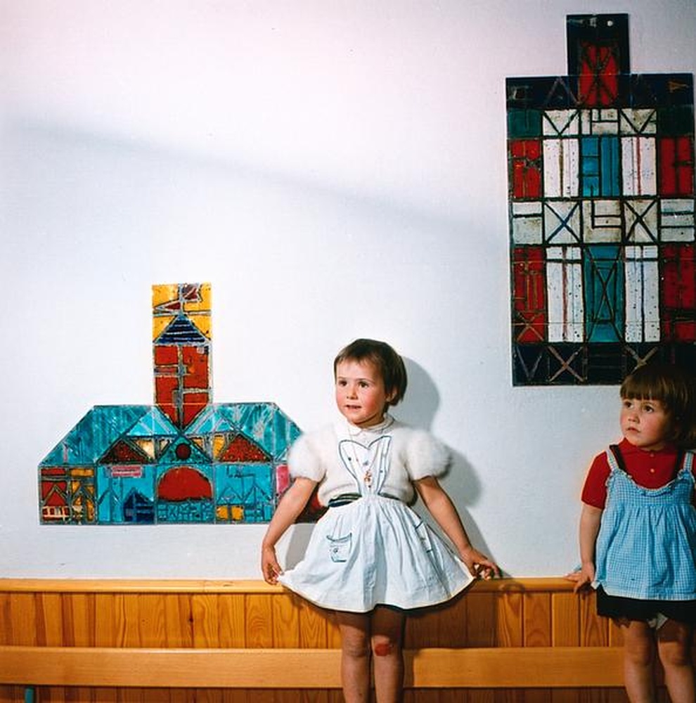 Firminy-vert : école maternelle des Noyers (Marcel Roux), fillettes posant devant la mosaïque de Belvès