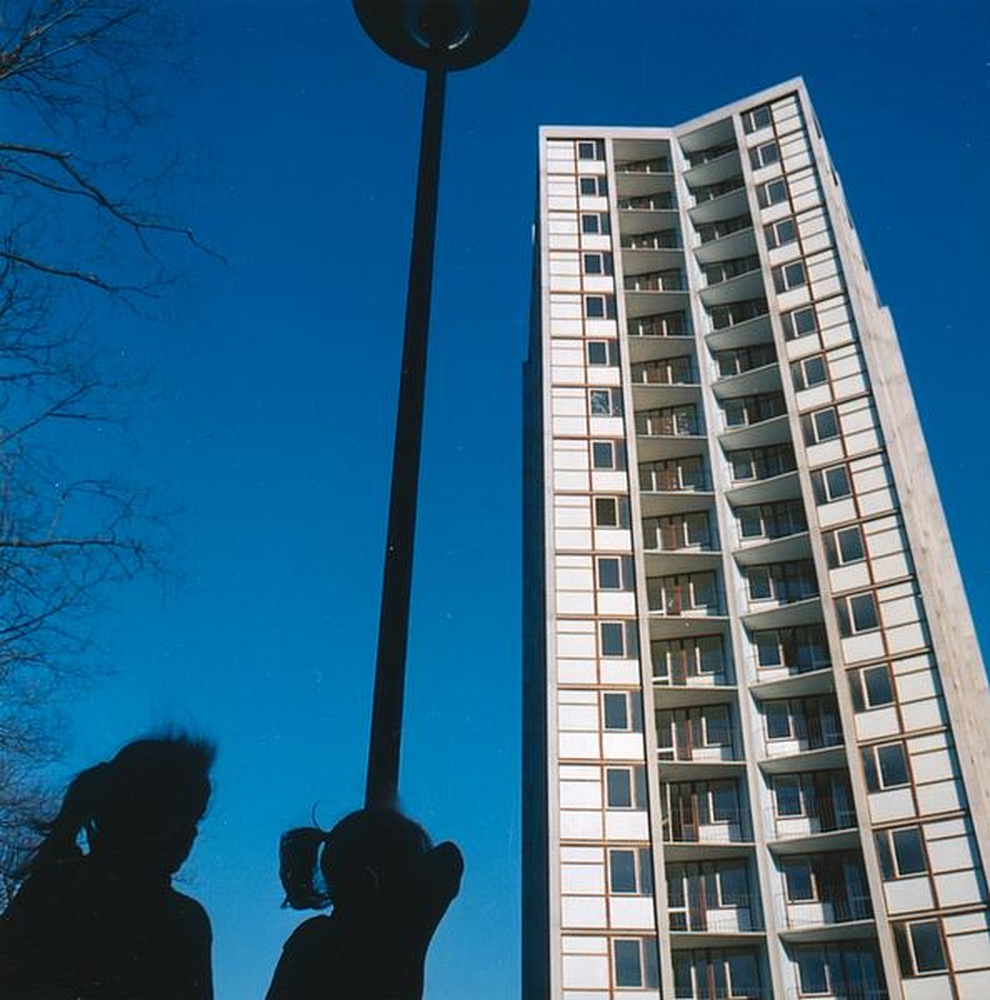 Firminy-vert : la tour Sive (André Sive), façade sud et silhouettes de deux fillettes