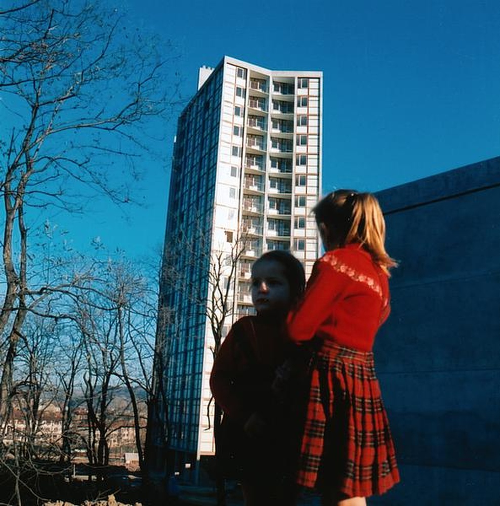 Firminy-vert : la tour Sive (André Sive), façade sud et deux fillettes
