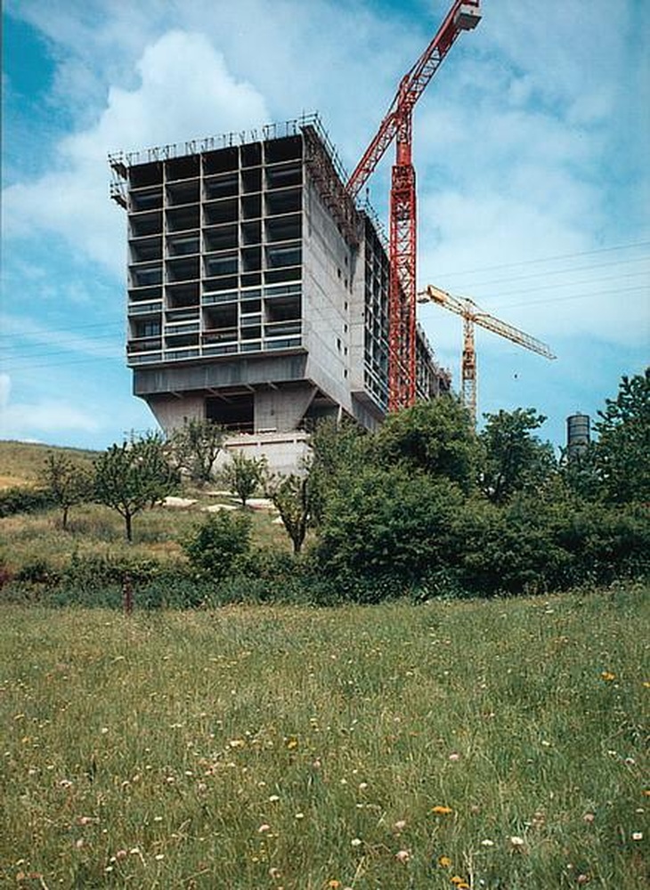 Firminy-vert : unité d'habitation Le Corbusier, façade pignon sud et façade est, chantier
