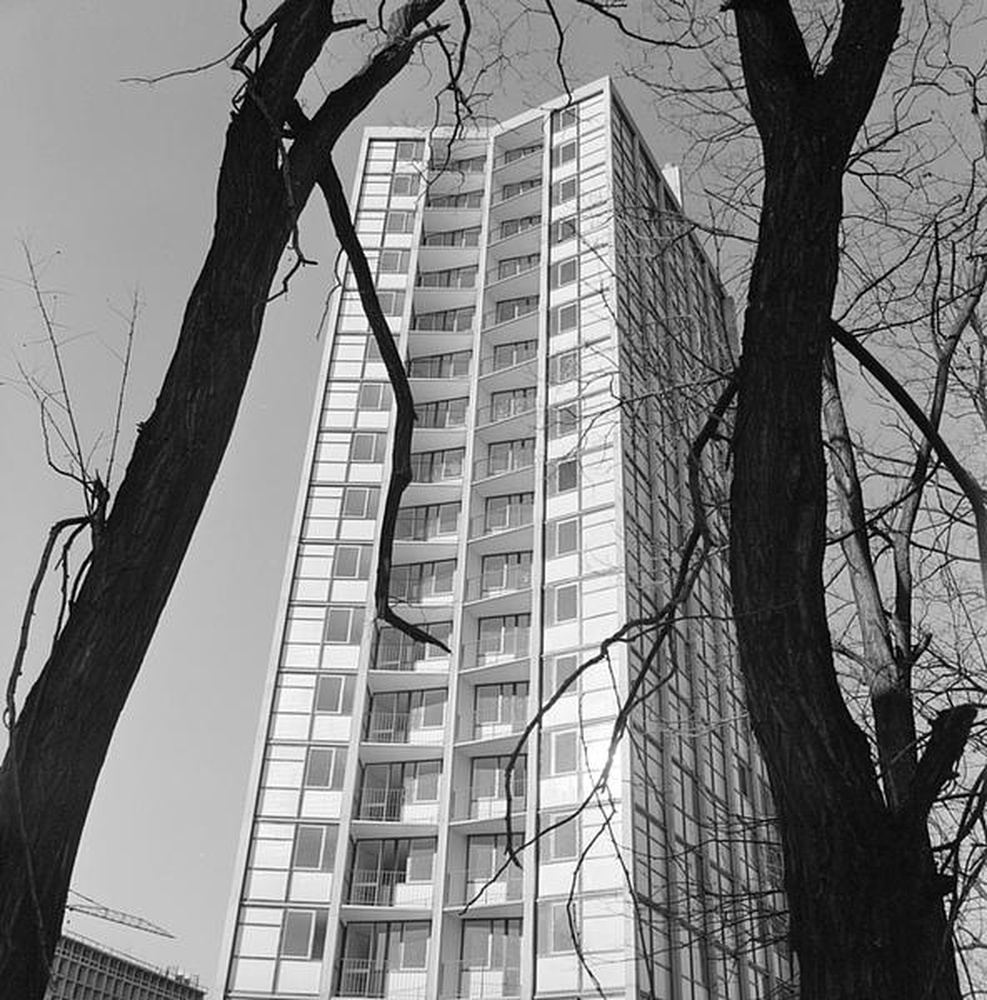 Firminy-vert : la tour Sive (André Sive), façade sud en cours de construction
