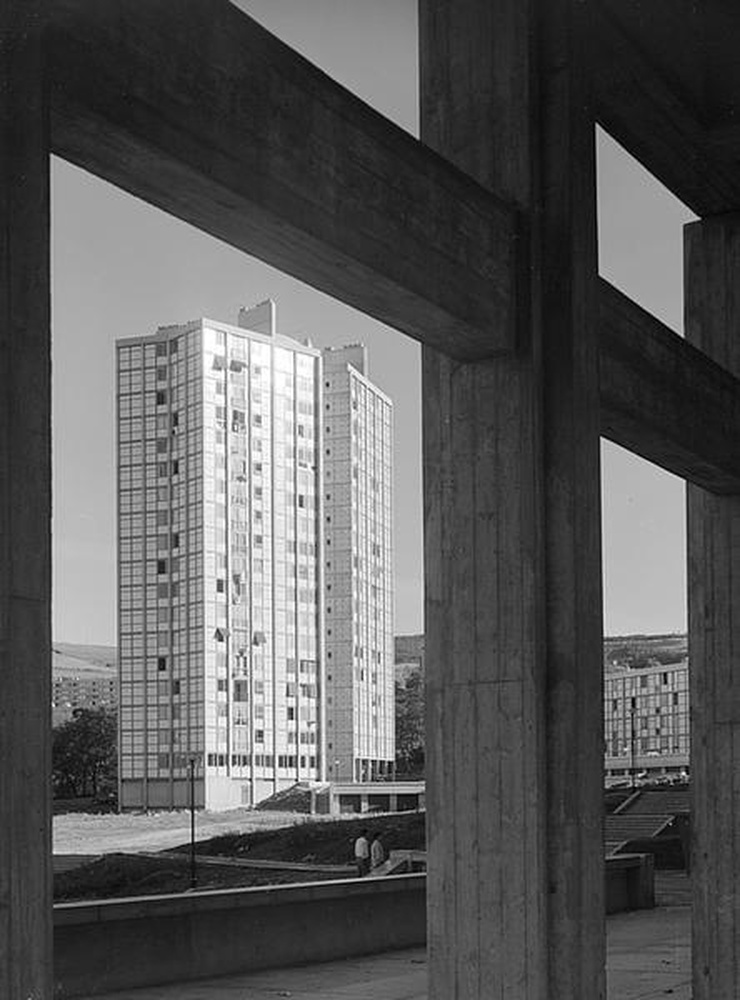 Firminy-vert : la tour Sive (André Sive), façade ouest vue à travers le pilotis est du Grand H