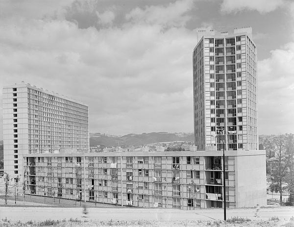 Firminy-vert : immeuble rue de la Tour au pied de la tour Sive (André Sive) et le Grand H à gauche