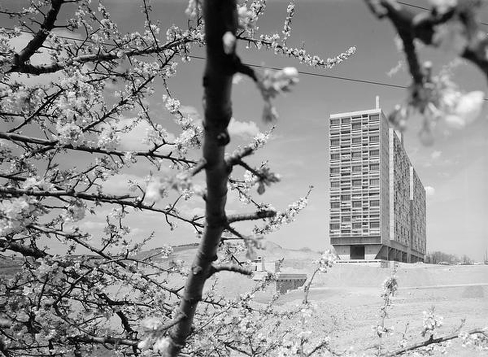 Firminy-vert : unité d'habitation Le Corbusier, façade pignon sud, façade est et vue sur le groupe électrogène (Charles Delfante)