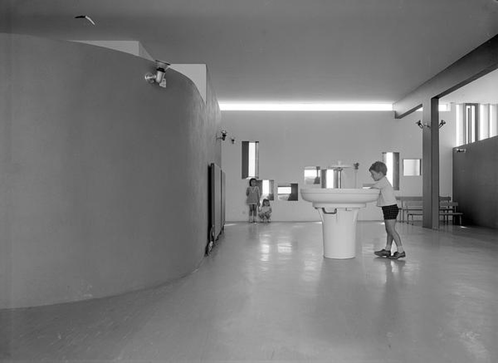 Firminy-vert : unité d'habitation Le Corbusier, école maternelle, vue d'un espace lavabo