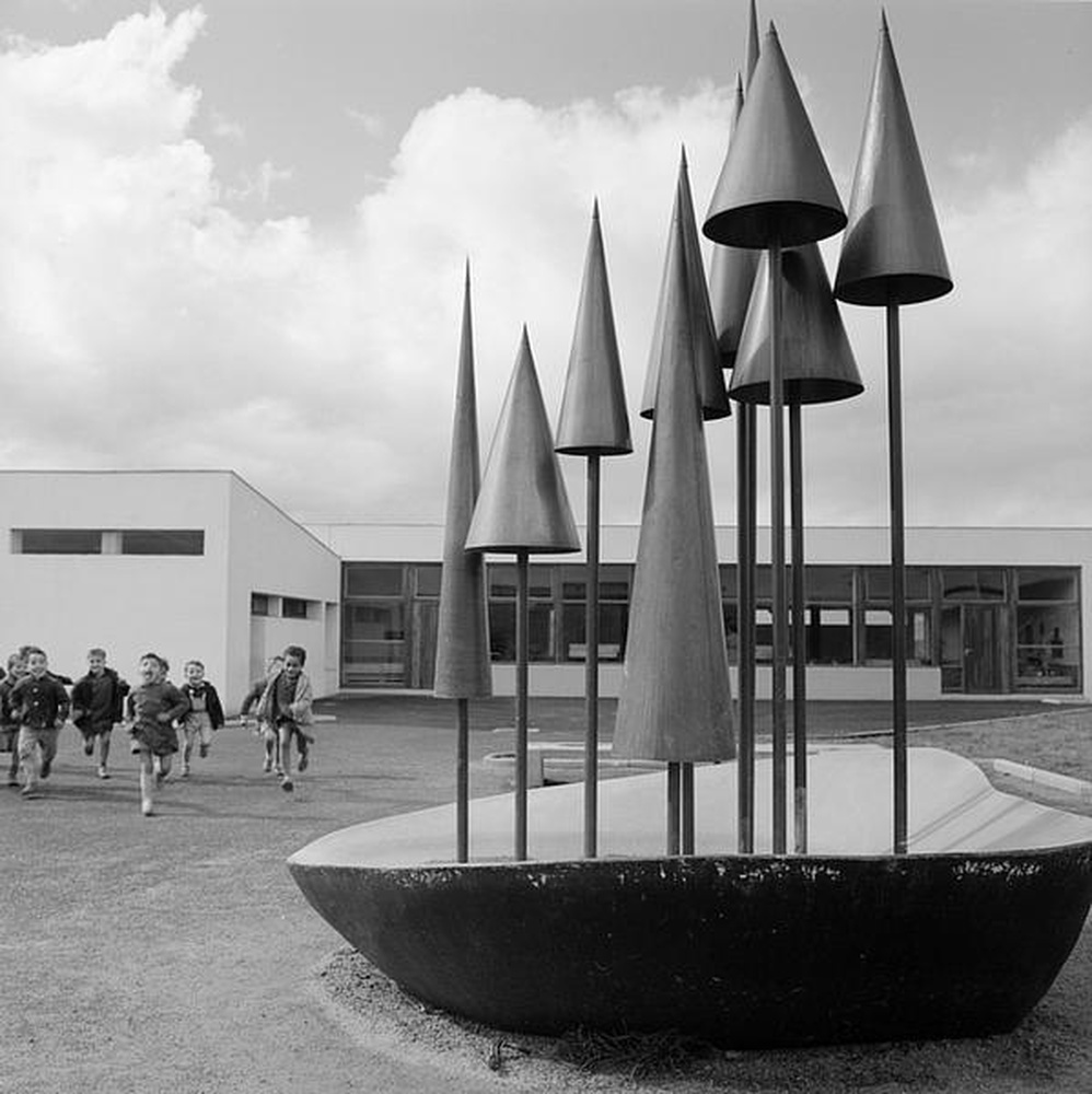 Firminy-Vert : école maternelle des Noyers (Marcel Roux), enfants courant vers la sculpture d'Alicia Penalba