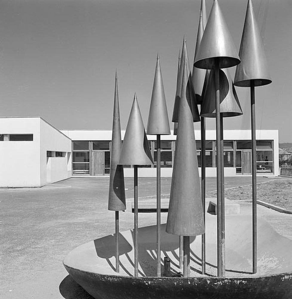Firminy-Vert : école maternelle des Noyers (Marcel Roux), sculpture d'Alicia Penalba devant l'école