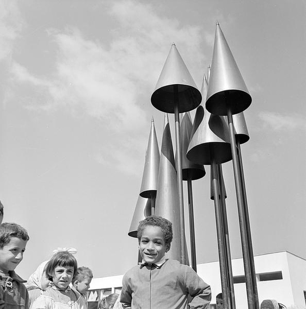 Firminy-Vert : école maternelle des Noyers (Marcel Roux), portraits d'enfants devant la sculpture d'Alicia Penalba
