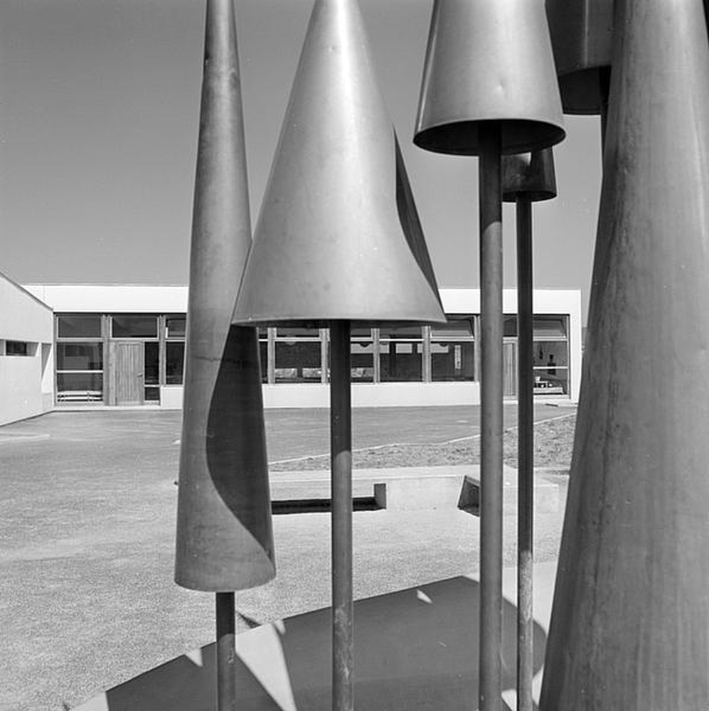 Firminy-Vert : école maternelle des Noyers (Marcel Roux), vue de l'école au travers de la sculpture d'Alicia Penalba