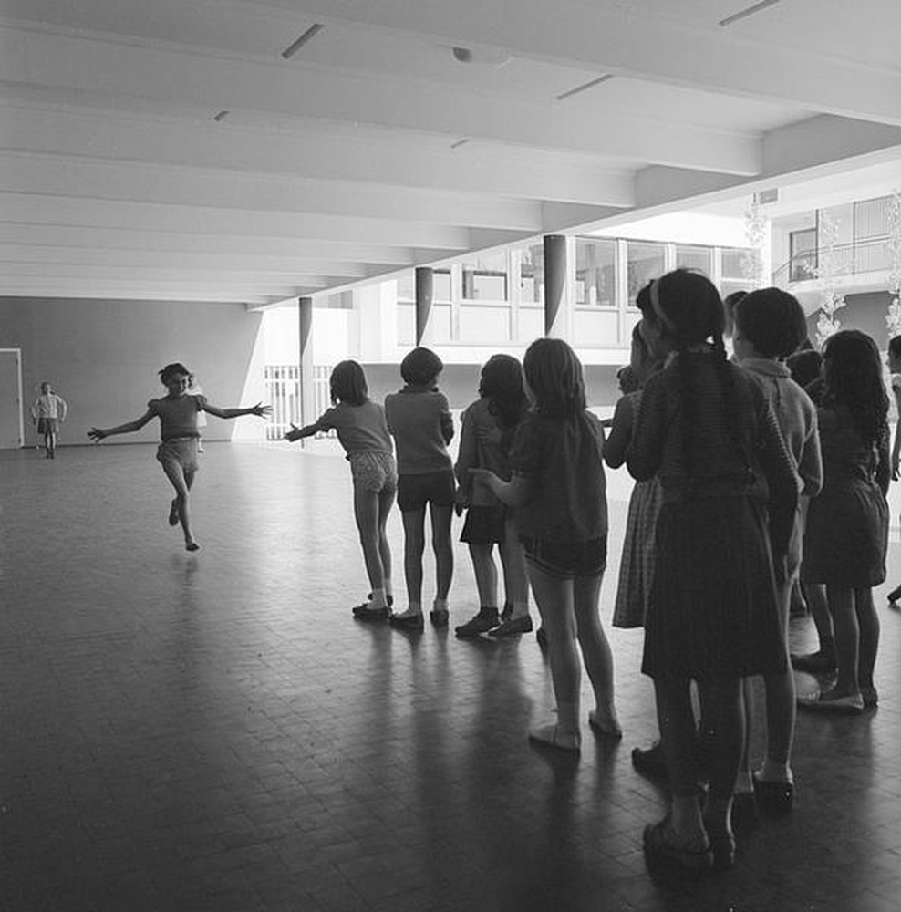 Firminy-vert : école primaire des Noyers (Marcel Roux, André Sive), cours de gymnastique sous le préau du bâtiment des filles