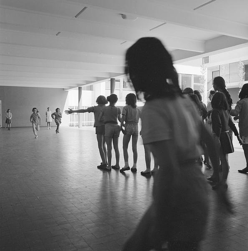 Firminy-vert : école primaire des Noyers (Marcel Roux, André Sive), cours de gymnastique sous le préau du bâtiment des filles