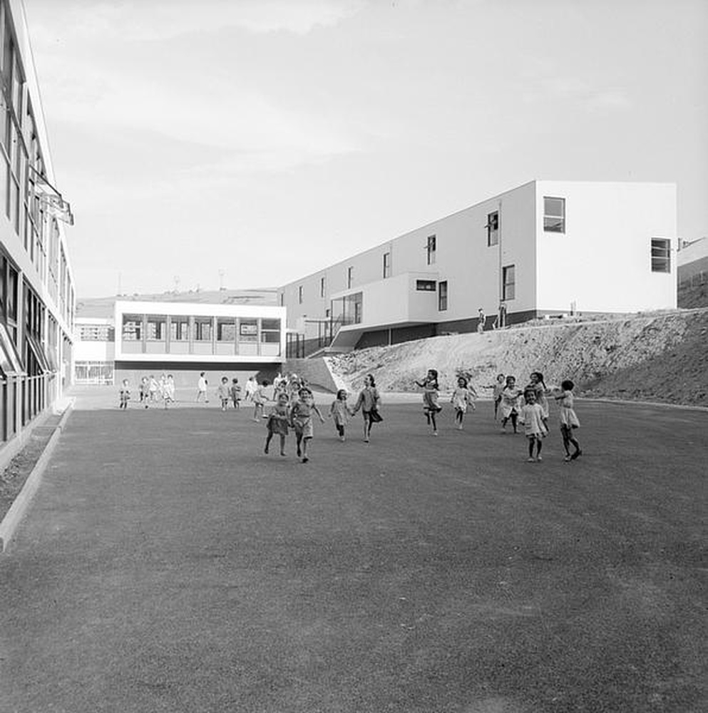 Firminy-vert : école primaire des Noyers (Marcel Roux, André Sive), cour de récréation, bâtiments des filles et des garçons reliés par la cantine