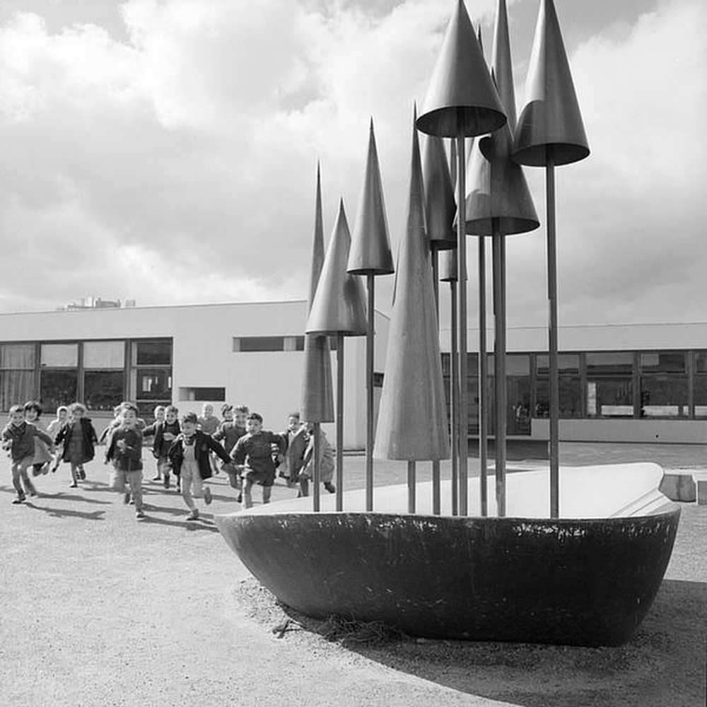 Firminy-Vert : école maternelle des Noyers (Marcel Roux), enfants courant vers la sculpture d'Alicia Penalba