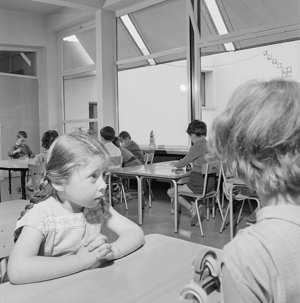 Firminy : école maternelle du Parc, enfants assis dans une salle de classe