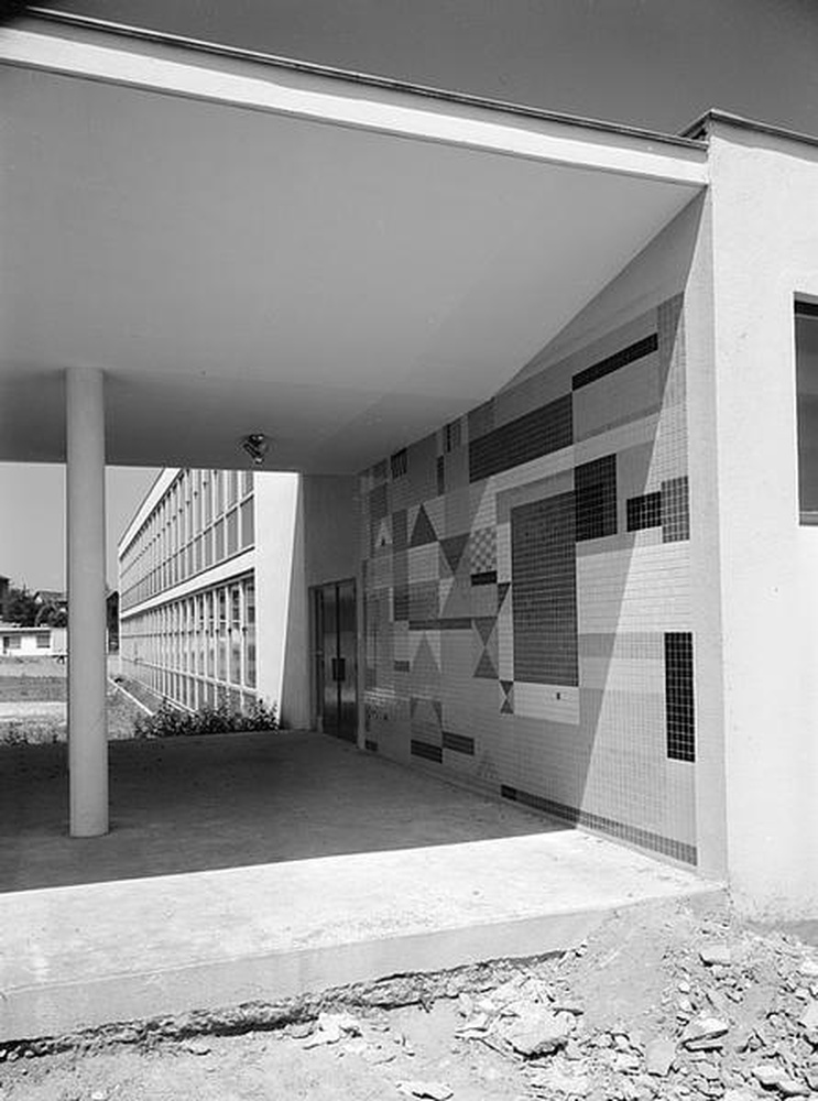 Firminy : école primaire pour filles la Tardive, préau et mosaïque d'Henri Malvaux