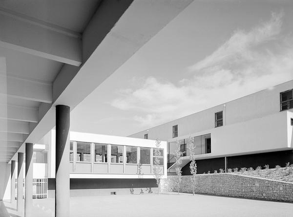 Firminy-vert : école primaire des Noyers (Marcel Roux, André Sive), vue partielle de la cour de récréation et du bâtiment de la cantine