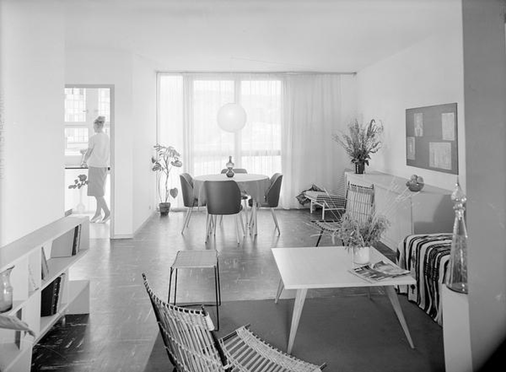 Firminy-vert : le Grand H, appartement témoin, salle de vie orientée à l'ouest et vue partielle de la cuisine à gauche