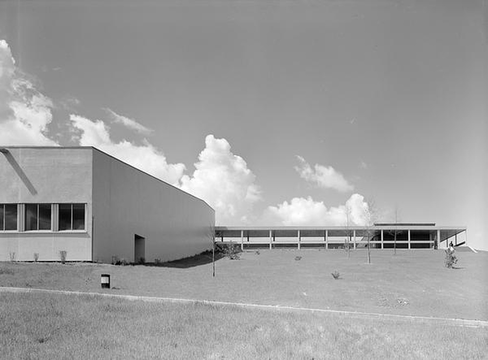 Saint-Etienne : Métare, collège universitaire, vue du bâtiment et couloir (Alfred Ferraz, Lucien Seignol)