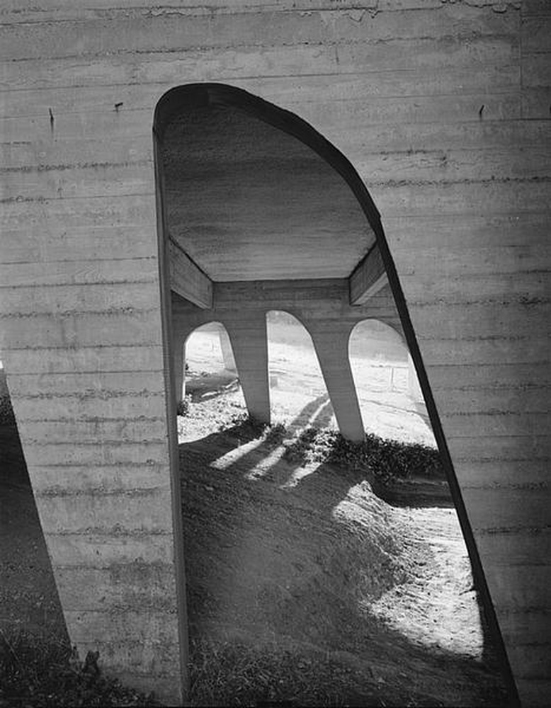 Eveux : église Le Corbusier du couvent Sainte Marie la Tourette (1959), vue de la partie inférieure